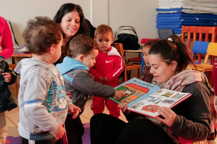 Imagem ilustrativa da imagem Agentes levam universo da leitura à crianças das creches