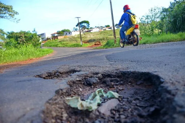 Imagem ilustrativa da imagem Excesso de chuvas dobra demanda  por tapa-buracos em Apucarana