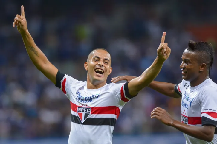 Imagem ilustrativa da imagem São Paulo enfrenta o Atlético-PR com objetivo de ingressar no G4 do Brasileiro 