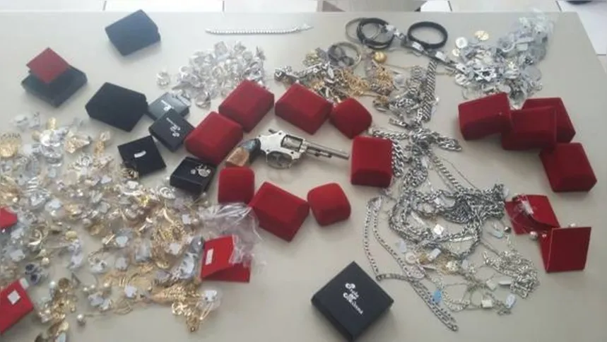 Imagem ilustrativa da imagem Dupla assalta joalheria e é presa