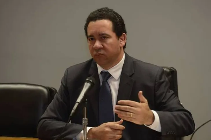 Imagem ilustrativa da imagem Governo vai cortar 4,3 mil cargos comissionados