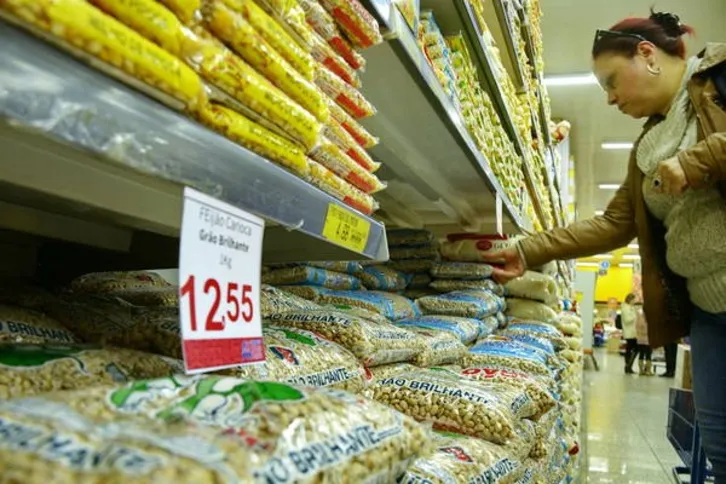 Imagem ilustrativa da imagem Feijão tem alta de 64% e já ultrapassa R$ 12 nas gôndolas 