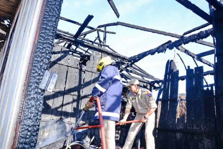 Imagem ilustrativa da imagem Incêndio destrói residência no centro de Arapongas