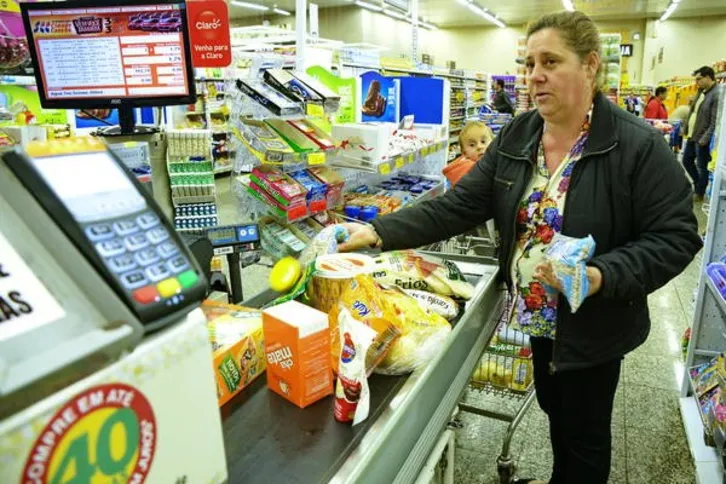 Imagem ilustrativa da imagem Gastar menos no mercado exige adaptação, destaca economista