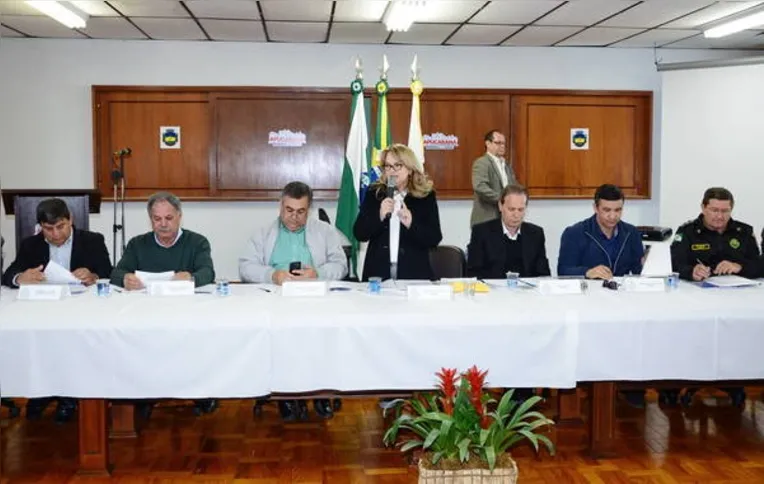 Imagem ilustrativa da imagem Prefeituras querem prazo para assumir serviços da Copel