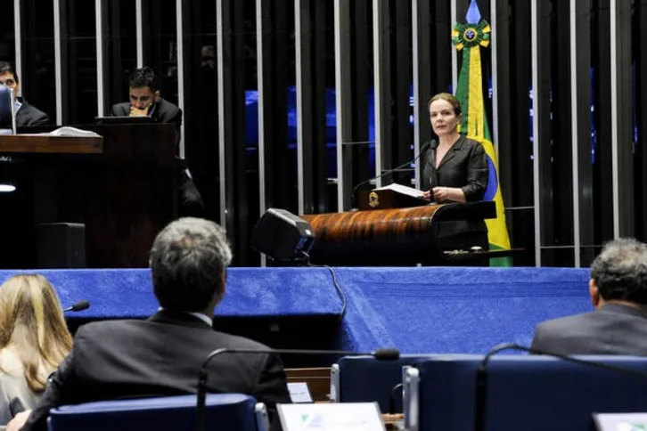 Imagem ilustrativa da imagem Após prisão do marido, Gleisi volta ao Senado e ataca a PF