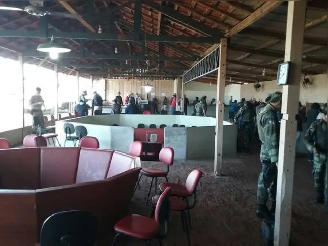 Imagem ilustrativa da imagem Polícia prende 50 em rinha de galo em Arapongas