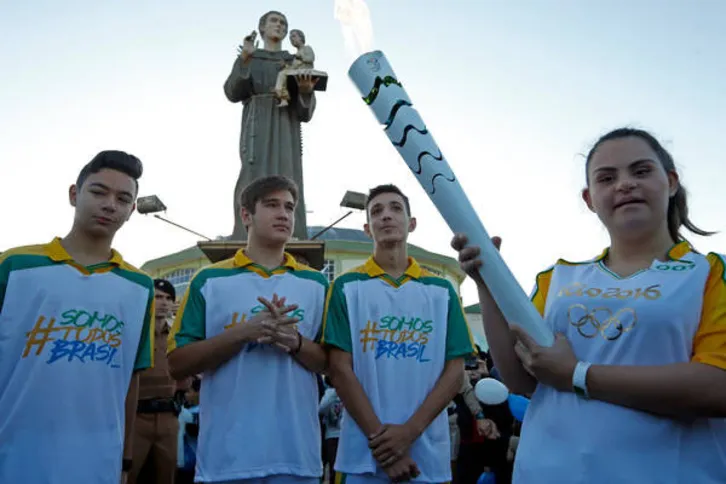 Imagem ilustrativa da imagem Emoção marca chegada da Tocha Olímpica em Arapongas