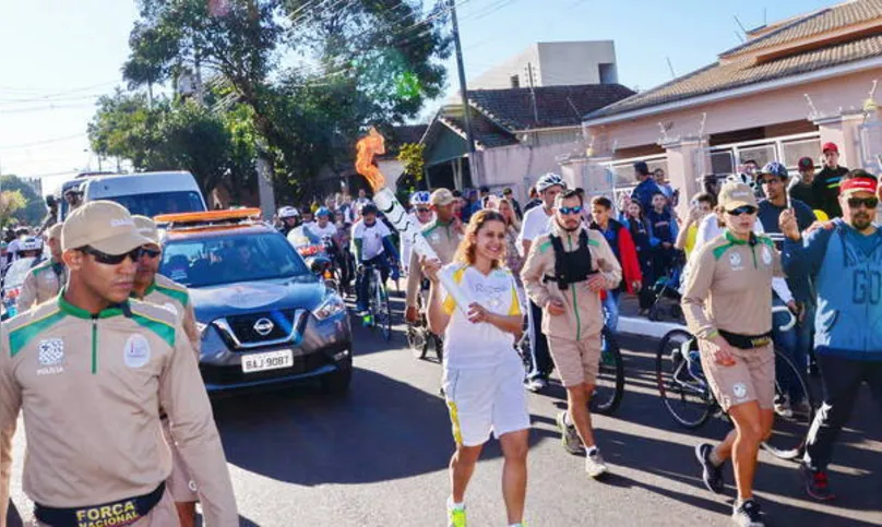 Imagem ilustrativa da imagem Emoção marca chegada da Tocha Olímpica em Arapongas