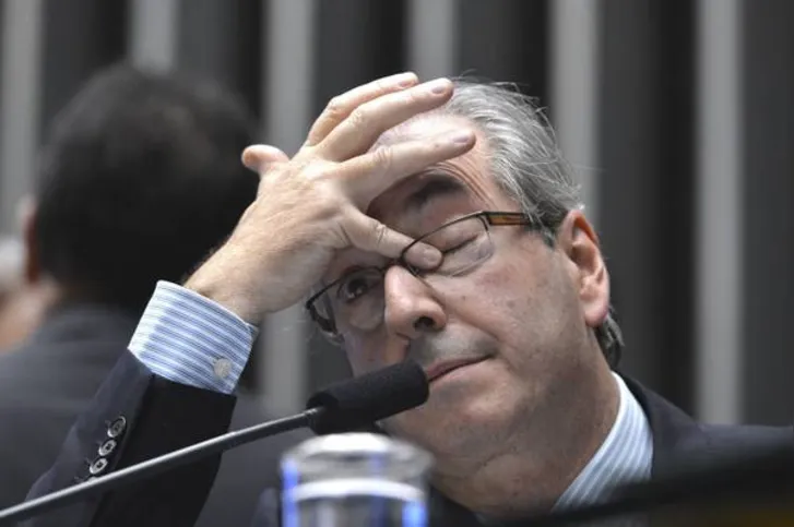 Imagem ilustrativa da imagem Chorando, Cunha renuncia à presidência da Câmara Federal