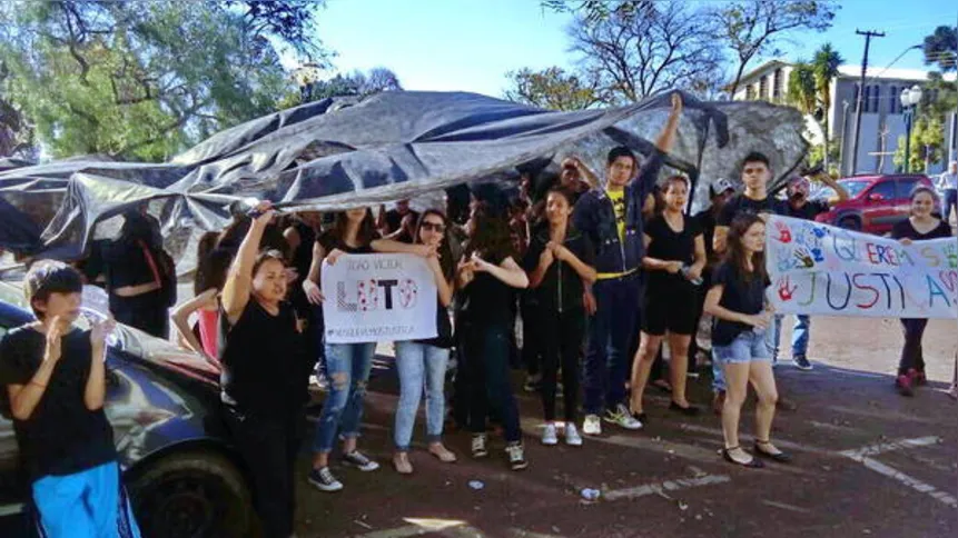 Imagem ilustrativa da imagem Estudantes e familiares de adolescente assassinado pedem justiça em Faxinal