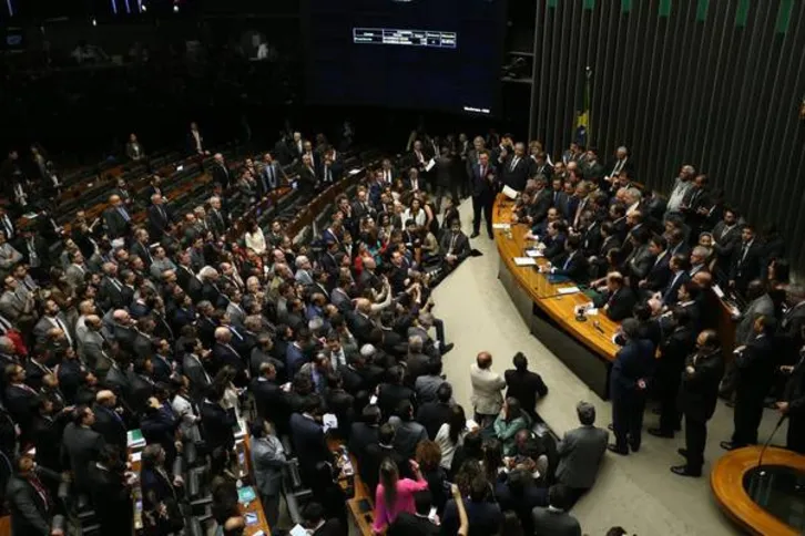 Imagem ilustrativa da imagem Pedido de cassação de Cunha e impeachment ficam para agosto