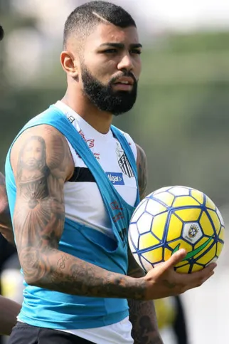 Imagem ilustrativa da imagem Juventus da Itália oficializa proposta de R$ 72 mi por jovem atacante do Santos