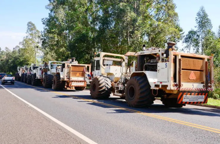 Imagem ilustrativa da imagem Caminhões de pesquisa de petróleo despertam curiosidade em Apucarana