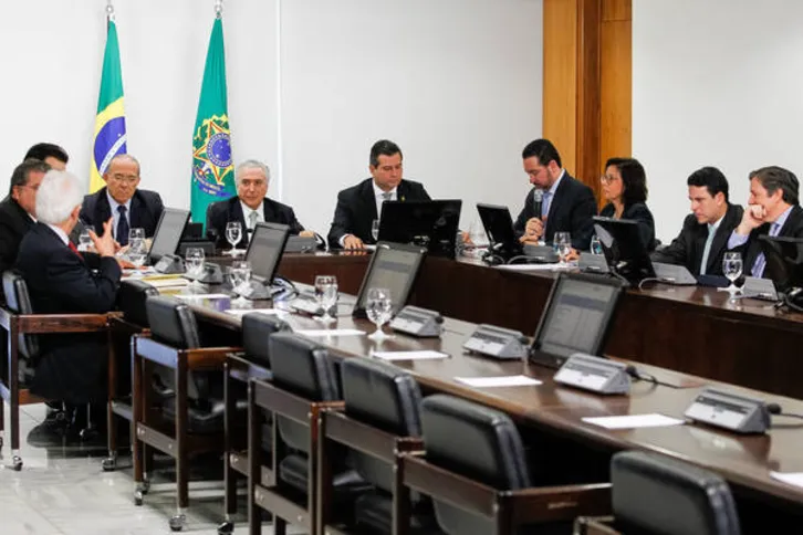 Imagem ilustrativa da imagem Governo quer retomar duas mil obras paralisadas em todo País