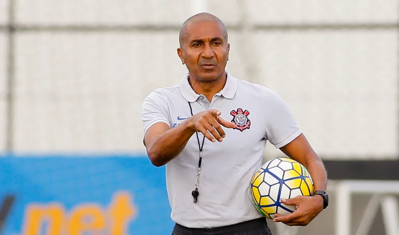 Imagem ilustrativa da imagem Apesar da liderança, Cristóvão Borges não acha que tenha conquistado a torcida