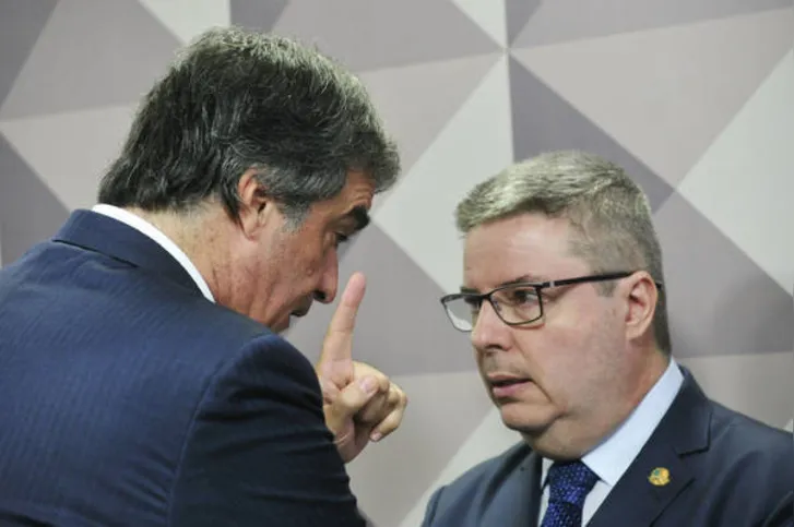 Imagem ilustrativa da imagem Para relator da comissão no Senado, Dilma cometeu atentado à Constituição