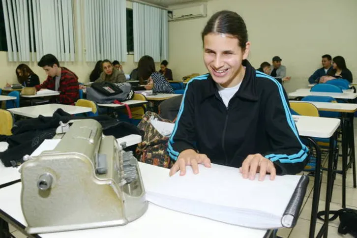 Imagem ilustrativa da imagem Alunos driblam deficiência por diploma