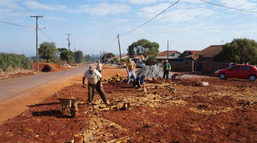 Imagem ilustrativa da imagem Ivaiporã inicia a pavimentação com pedras em mais 60 quadras
