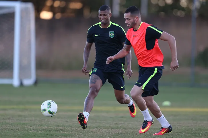 Imagem ilustrativa da imagem Brasil tenta vencer pressão e Dinamarca para evitar vexame