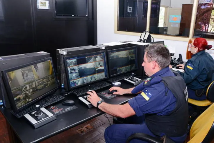 Imagem ilustrativa da imagem Câmeras de monitoramentos auxiliam  GM a socorrer idosa 