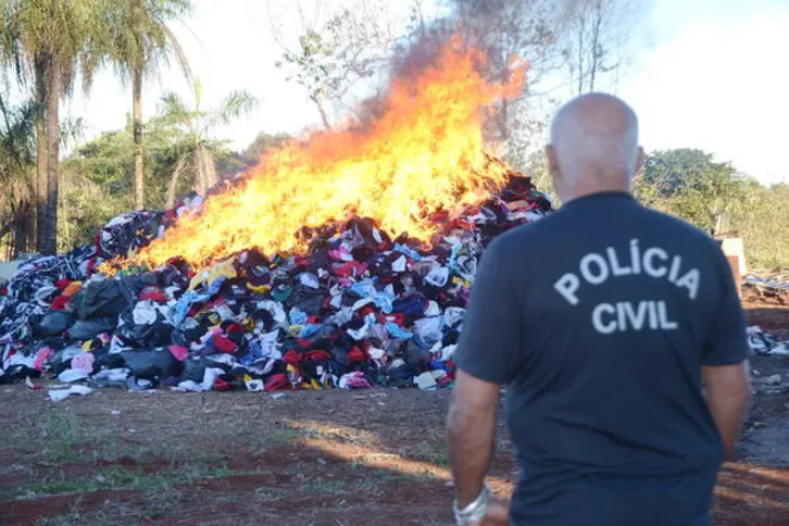 Imagem ilustrativa da imagem Polícia incinera 30 mil peças falsificadas em Apucarana