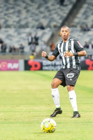 Imagem ilustrativa da imagem Santos encara o atacante Robinho pela primeira vez em duelo na Vila Belmiro