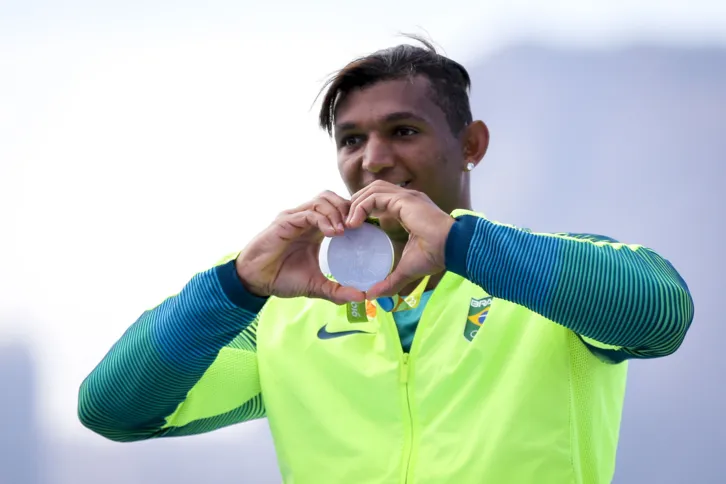 Imagem ilustrativa da imagem Isaquias Queiroz conquista medalha de prata inédita