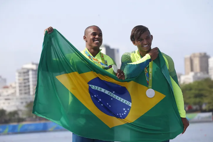 Imagem ilustrativa da imagem Isaquias Queiroz e Erlon de Souza ganham a prata na canoagem 