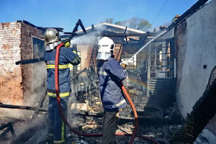 Imagem ilustrativa da imagem Casa é destruída por incêndio no Núcleo da Fraternidade