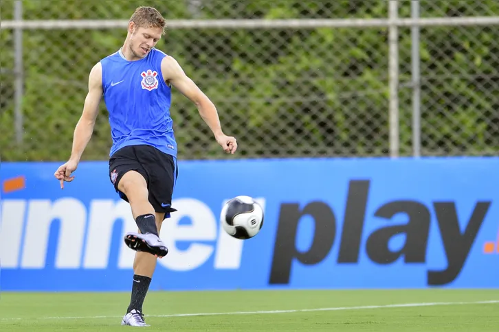 Imagem ilustrativa da imagem Fluminense e Corinthians vão duelar pressionados hoje pela Copa do Brasil