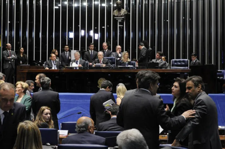 Imagem ilustrativa da imagem Em dia histórico, Senado tira mandato da presidente Dilma