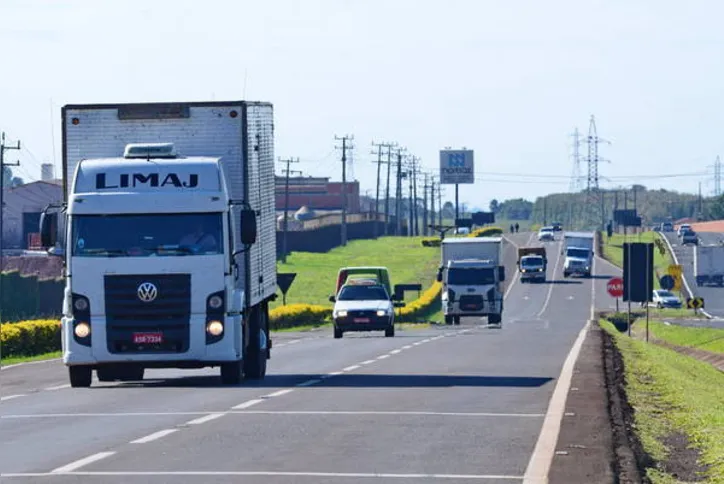 Imagem ilustrativa da imagem Justiça proíbe multas a motoristas que dirigirem com farol desligado de dia