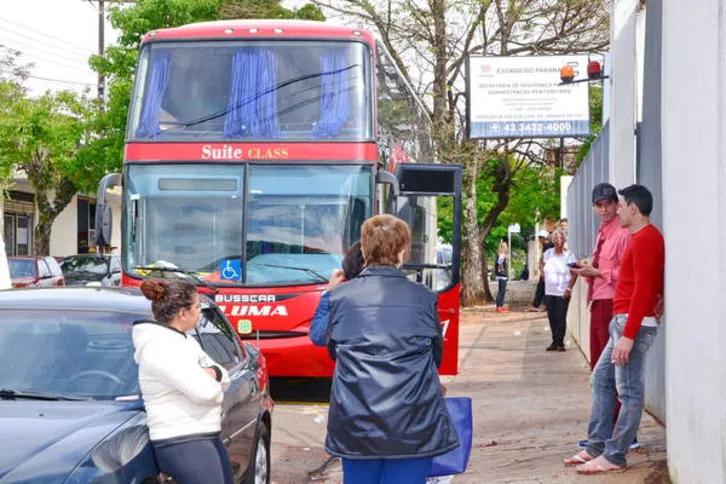 Imagem ilustrativa da imagem Quadrilha sequestra ônibus de turistas durante mais um assalto na PR-444