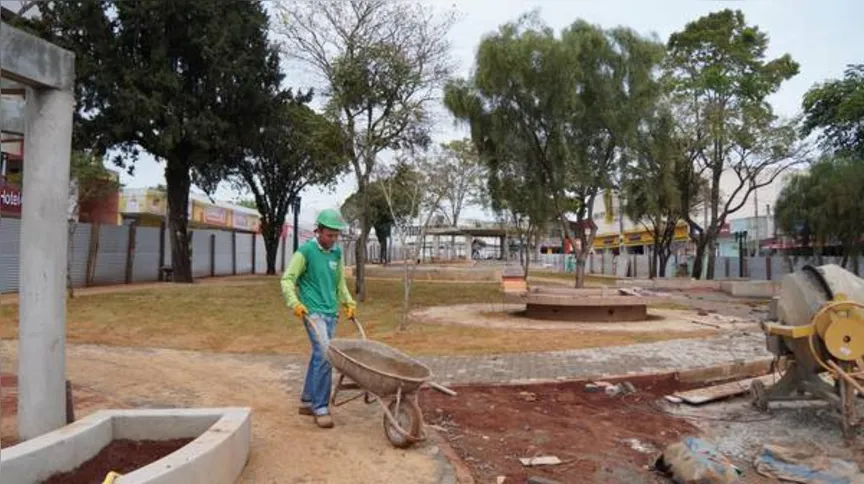Imagem ilustrativa da imagem Obras de revitalização da Praça Manoel Teodoro entram na fase final em Ivaiporã