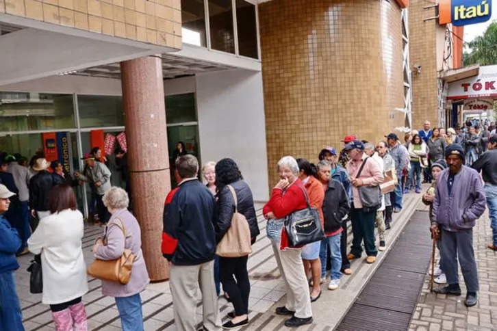 Imagem ilustrativa da imagem Primeiro dia de greve dos bancários é marcado por longas filas