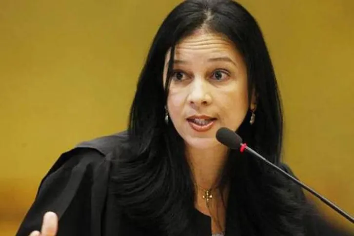 Imagem ilustrativa da imagem Temer demite chefe da AGU e nomeia primeira mulher ministra