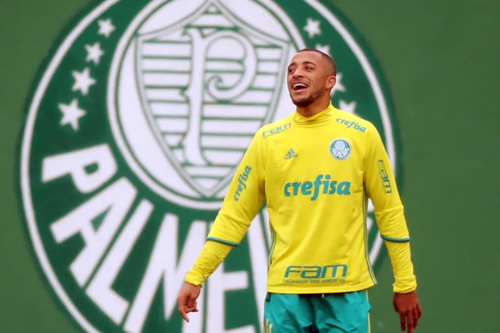 Imagem ilustrativa da imagem Palmeiras é recebido por torcedores e  Vitor Hugo estende contrato até 2021