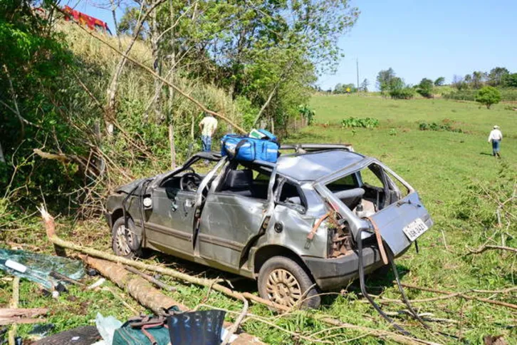 Imagem ilustrativa da imagem Carro capota e cai de ribanceira no Contorno Norte