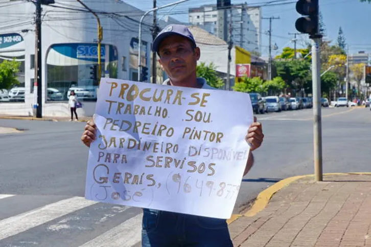 Imagem ilustrativa da imagem Desempregado chama atenção no centro da cidade
