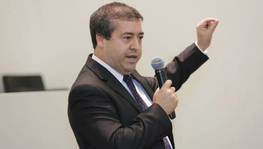 Imagem ilustrativa da imagem Reforma trabalhista fica para segundo semestre de 2017, segundo ministro