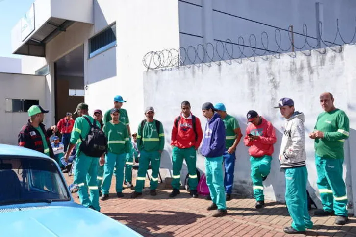 Imagem ilustrativa da imagem Coletores de lixo paralisam atividades e deixam bairros sem serviço 