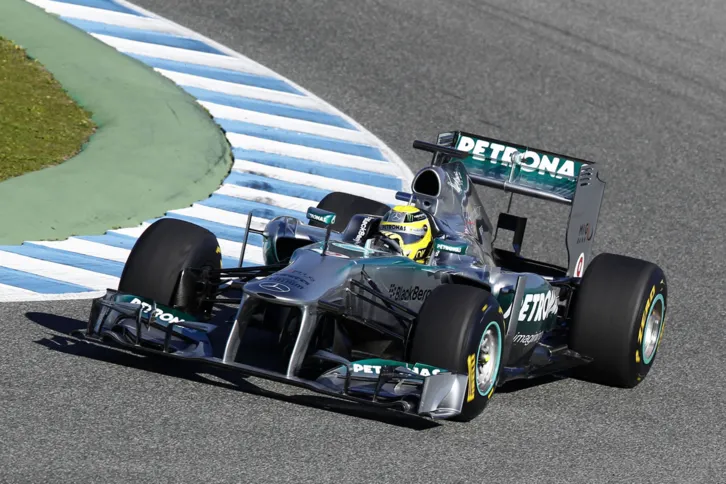 Imagem ilustrativa da imagem Lewis Hamilton tenta virar mesa na Malásia