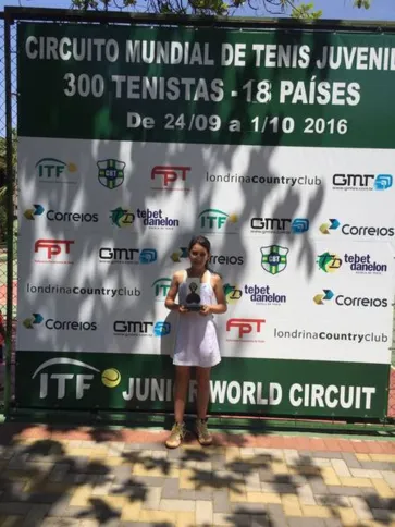 Imagem ilustrativa da imagem Tenista de Apucarana é vice-campeã nacional em Londrina