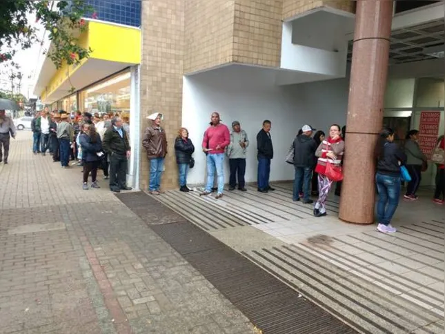 Imagem ilustrativa da imagem Greve dos bancários gera transtornos