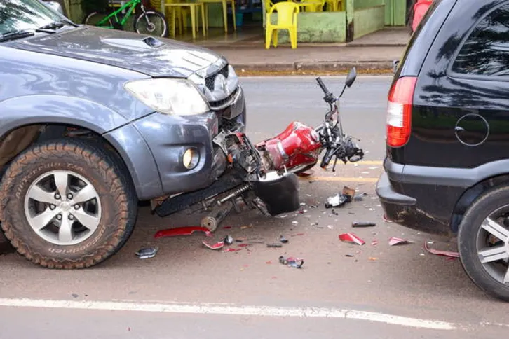 Imagem ilustrativa da imagem Moto fica “prensada” entre veículos em Apucarana
