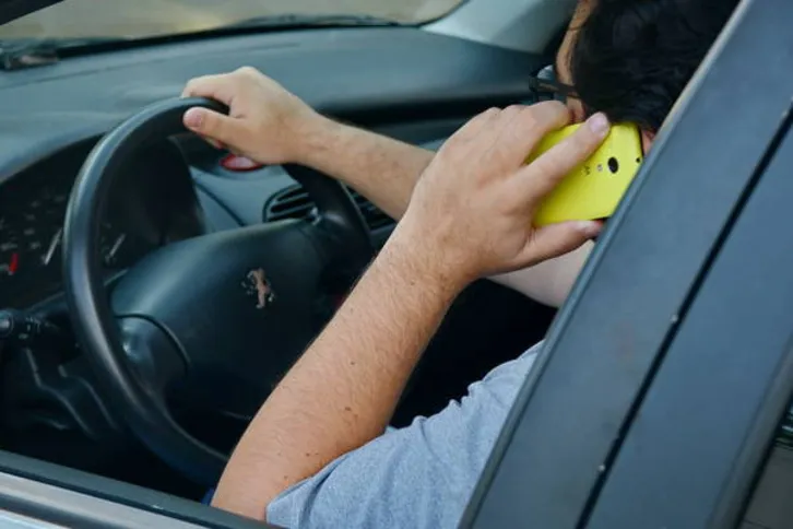 Imagem ilustrativa da imagem Multas por dirigir falando ao celular crescem 67%