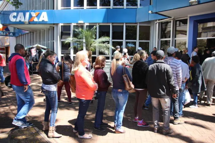 Imagem ilustrativa da imagem Filas marcam fim da greve dos bancos