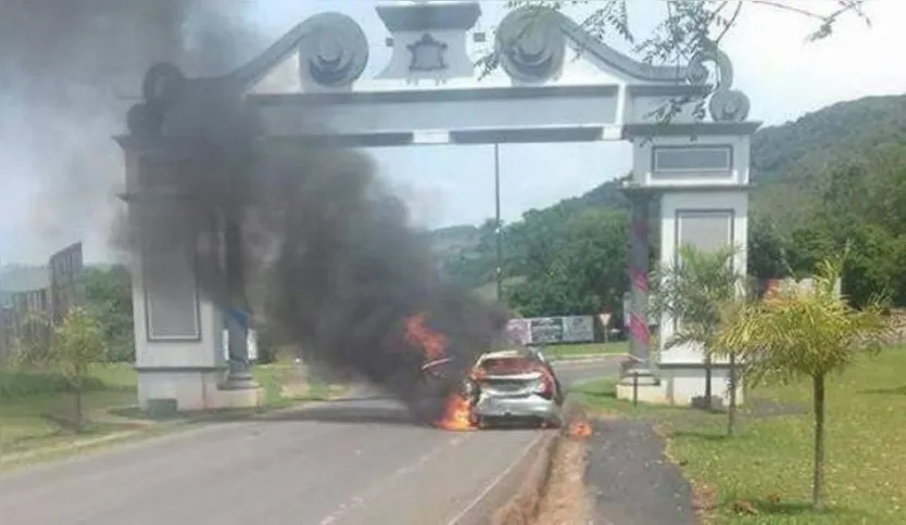 Imagem ilustrativa da imagem Quadrilha assalta cooperativa de crédito e faz 10 reféns  
