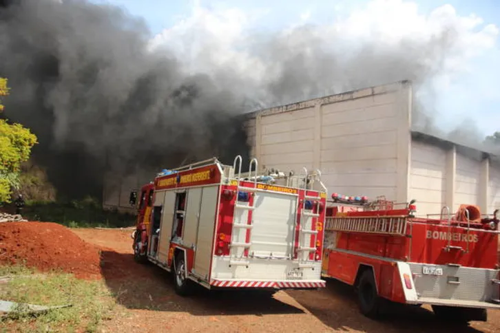 Imagem ilustrativa da imagem Incêndio de grandes proporções destrói barracão na região norte de Apucarana